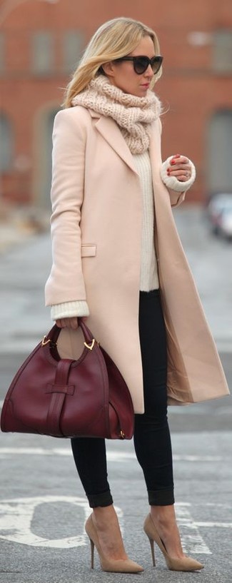 Розовое пальто и черные джинсы скинни — необходимые вещи в арсенале стильной девушки. Выбирая обувь, сделай ставку на классику и надень светло-коричневые замшевые туфли.