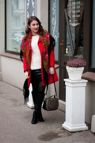 Красное пальто и черная мини-юбка с пайетками — необходимые вещи в арсенале стильной современной женщины. Вкупе с этим нарядом органично будут смотреться черные кожаные сапоги.