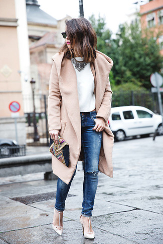 Светло-коричневое пальто и синие рваные джинсы скинни — необходимые вещи в арсенале стильной девушки. Если ты не боишься сочетать в своих луках разные стили, на ноги можно надеть белые босоножки на каблуке.