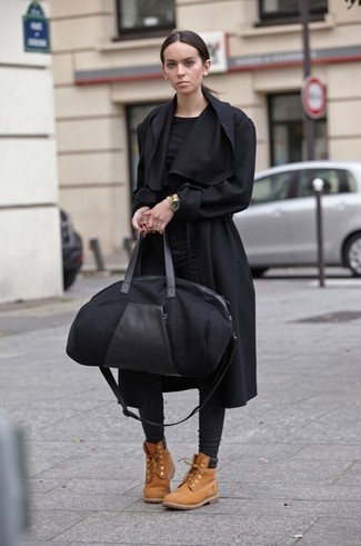 Черное пальто и черные кожаные узкие брюки — необходимые вещи в арсенале стильной девушки. И почему бы не добавить в этот образ немного непринужденности с помощью светло-коричневых замшевых ботинок на шнуровке ?