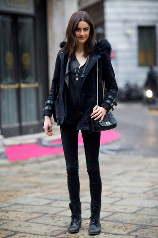 Темно-синяя парка и черные джинсы скинни — необходимые вещи в арсенале стильной современной женщины. Чтобы добавить в образ немного непринужденности, на ноги можно надеть черные кожаные ботинки на шнуровке.