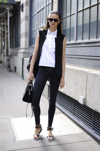 Черный пиджак без рукавов и темно-серые джинсы скинни — must have вещи в стильном женском гардеробе. Любительницы экспериментировать могут завершить образ черными кожаными сандалиями на плоской подошве.