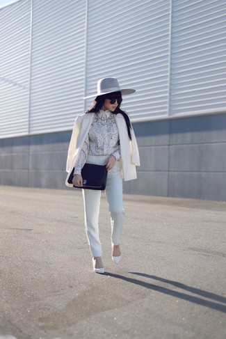 Стильное сочетание белого пиджака и белых узких брюк определенно будет обращать на тебя взоры окружающих. Белые кожаные туфли добавят элемент классики в твой образ.