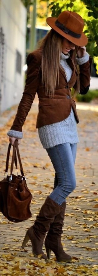 Коричневый вельветовый пиджак и синие джинсы скинни — необходимые вещи в арсенале стильной современной женщины. Что касается обуви, неплохо дополнят образ темно-коричневые замшевые сапоги.