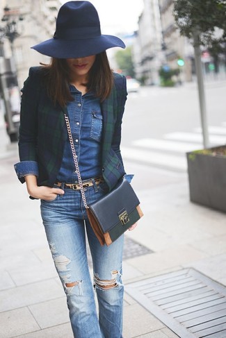 Темно-сине-зеленый пиджак в шотландскую клетку и синие рваные джинсы скинни — необходимые вещи в арсенале стильной современной женщины.