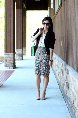 Черный пиджак и юбка-карандаш с леопардовым принтом — необходимые вещи в арсенале стильной девушки. Бежевые кожаные туфли станут прекрасным дополнением к твоему луку.