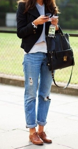 Черный пиджак и голубые рваные джинсы-бойфренды — хороший вариант для похода в кино или по магазинам. Если ты не боишься смешивать разные стили, на ноги можно надеть коричневые кожаные оксфорды.