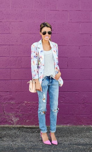 Собираясь в кино или кафе, обрати внимание на сочетание голубого пиджака с цветочным принтом и голубых рваных джинсов-бойфрендов. Очень выигрышно здесь будут смотреться розовые замшевые туфли.