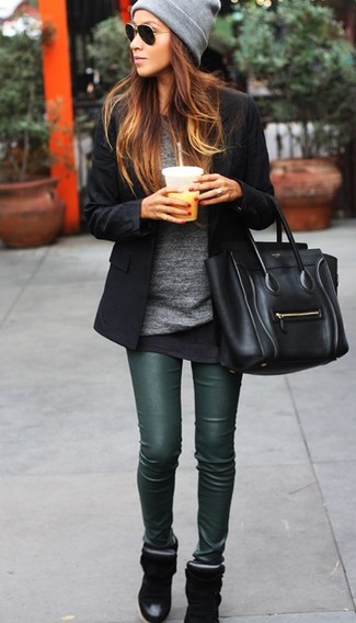 Черный пиджак и темно-зеленые кожаные леггинсы — стильный выбор девушек, которые постоянно в движении. Что касается обуви, можно отдать предпочтение классике и выбрать черные кроссовки на танкетке.