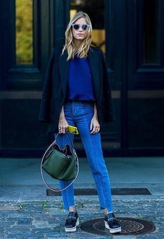 Темно-синий пиджак и синие джинсы помогут создать свой неповторимый образ. Что касается обуви, можно отдать предпочтение классике и выбрать черные кожаные лоферы.