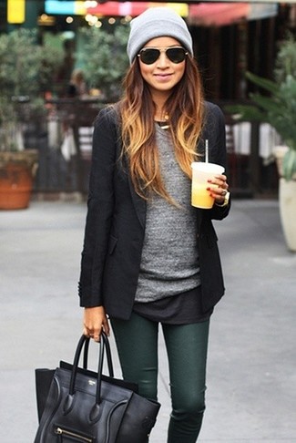 Поклонницам стиля casual должно понравиться сочетание черного пиджака и темно-зеленых джинсов скинни.