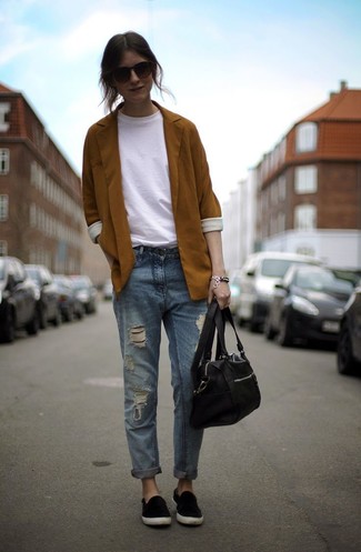 Табачный пиджак и голубые рваные джинсы-бойфренды — беспроигрышный вариант для прогулки с друзьями или похода по магазинам. Этот образ идеально дополнят черные замшевые слипоны.