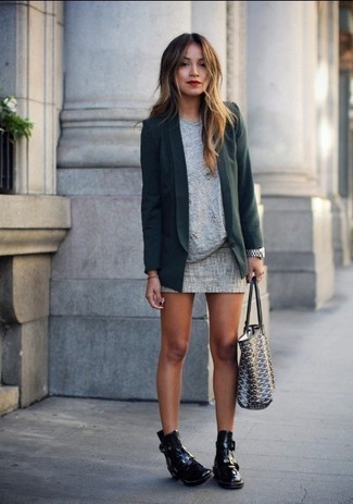 темно-зеленый пиджак в сочетании с серой мини-юбкой подчеркнет твой индивидуальный стиль. Черные кожаные ботильоны с вырезом добавят образу изысканности.