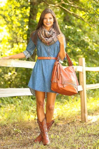 Синее джинсовое повседневное платье можно надеть на прогулку или на встречу с друзьями в кафе. Что касается обуви, можно отдать предпочтение классическому стилю и выбрать коричневые кожаные сапоги.
