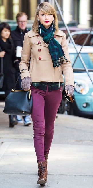 Бежевое полупальто и пурпурные джинсы скинни — необходимые вещи в арсенале стильной современной женщины. Разнообразить образ и добавить в него немного классики помогут темно-коричневые кожаные ботильоны на шнуровке.