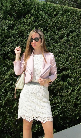 Розовая косуха и белое коктейльное платье крючком помогут создать свой неповторимый образ.