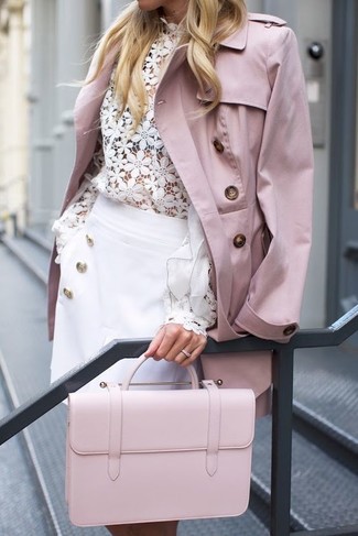 Комбо из розового плаща и белой юбки-трапеции — нескучный вариант для работы в офисе.