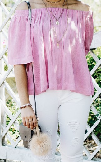 Для активного дня в компании друзей отлично подойдет сочетание розового топа с открытыми плечами и белых рваных джинсов скинни.