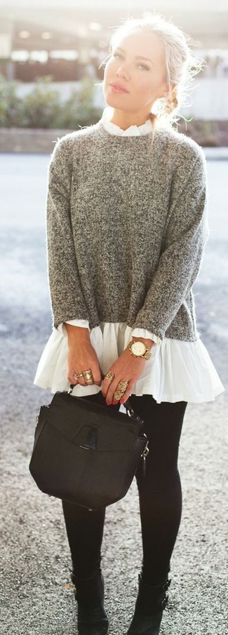 Серый свитер с круглым вырезом и черные леггинсы — стильный выбор девушек, которые постоянно в движении. Разнообразить образ и добавить в него немного классики помогут черные кожаные ботильоны.