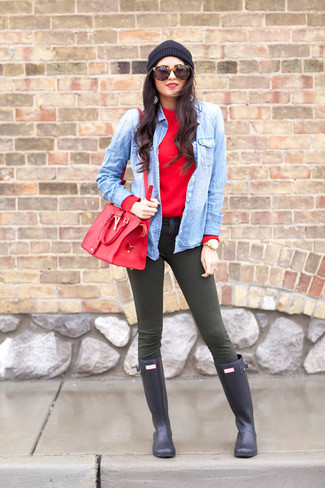 Красный свитер с круглым вырезом и оливковые джинсы скинни — необходимые вещи в гардеробе девушек с чувством стиля. Выбирая обувь, можно немного побаловаться и завершить образ темно-синими резиновыми сапогами.