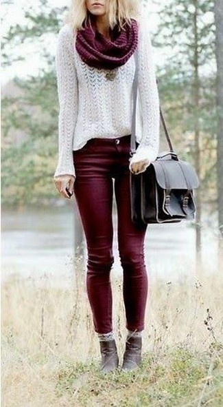 Белый свитер с круглым вырезом из мохера и темно-красные джинсы скинни будут гармонично смотреться в модном гардеробе самых привередливых красавиц. Темно-коричневые кожаные ботильоны добавят образу эффектности.