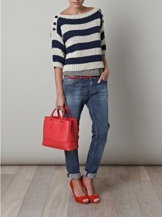 Для свидания в кино или кафе отлично подойдет сочетание бело-темно-синего свитера с круглым вырезом в горизонтальную полоску и синих джинсов. Красные туфли добавят образу изысканности.