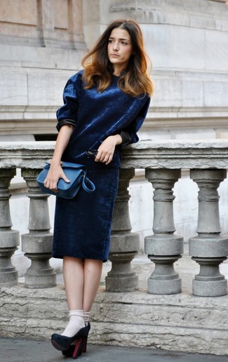 Синее бархатное платье — стильный выбор девушек, которые постоянно в движении. Сделать образ изысканнее помогут темно-синие замшевые туфли.