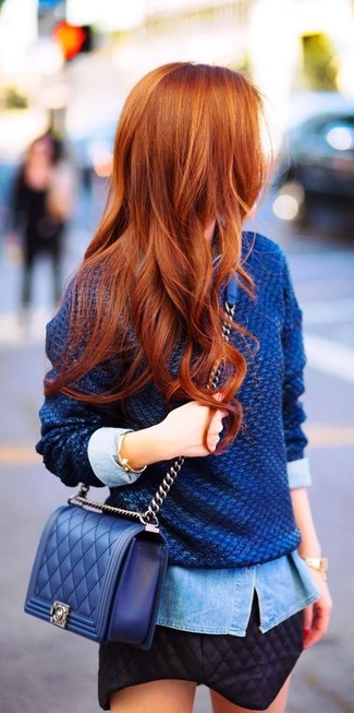 Синий свободный свитер и черную стеганую мини-юбку можно надеть на прогулку или на встречу с друзьями в кафе.