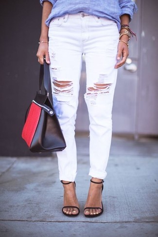 Синюю классическую рубашку в вертикальную полоску и белые рваные джинсы-бойфренды можно надеть как на работу, так на прогулку. Если ты не боишься смешивать разные стили, на ноги можно надеть черные кожаные босоножки на каблуке.