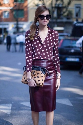 Поклонницам стиля smart casual должно понравиться сочетание темно-красной шелковой блузы на пуговицах с принтом и темно-красной кожаной юбки-карандаш.