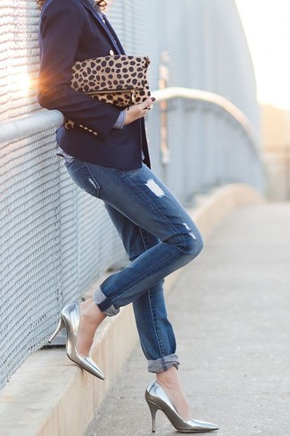 Темно-синий двубортный пиджак и синие джинсы-бойфренды — универсальное сочетание и для вечерних вылазок с подружками, и для дневных прогулок на выходных. Серебряные кожаные туфли добавят элемент классики в твой образ.