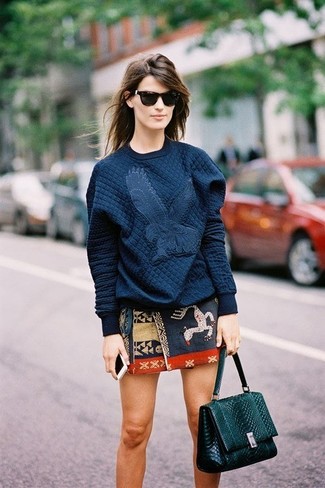 Темно-синий стеганый свитер с круглым вырезом и темно-синяя мини-юбка с принтом — необходимые вещи в гардеробе девушек с чувством стиля.