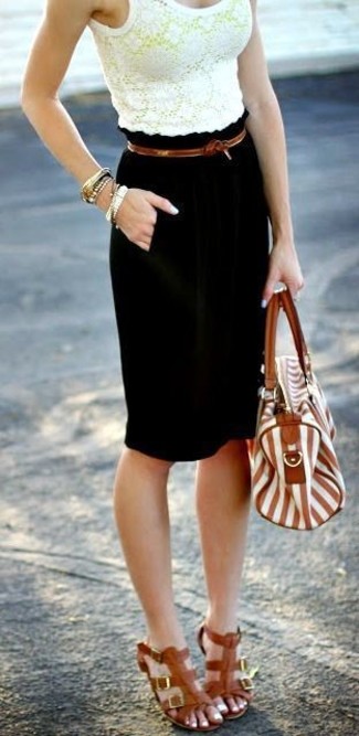 Желтый кружевной укороченный топ и черная юбка-карандаш — необходимые вещи в арсенале стильной современной женщины. Что касается обуви, можно отдать предпочтение удобству и выбрать коричневые кожаные гладиаторы.