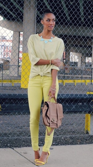 Желтую футболку с круглым вырезом и желтые джинсы скинни можно надеть как на учебу, так на прогулку с друзьями. Если ты не боишься сочетать в своих луках разные стили, на ноги можно надеть желтые босоножки на каблуке.