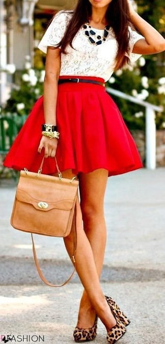 Белая кружевная футболка с круглым вырезом и красная короткая юбка-солнце — хорошая формула для создания модного и удобного образа. Сделать образ изысканнее помогут светло-коричневые замшевые туфли с леопардовым принтом.
