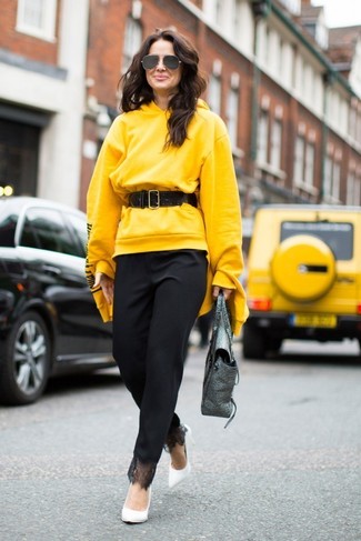Желтый худи и черные брюки-галифе украсят твой гардероб. Чтобы немного разнообразить образ и сделать его элегантнее, можно надеть белые кожаные туфли.