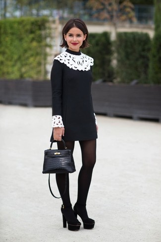 Если ты ценишь комфорт и практичность, черно-белое кружевное платье — отличный вариант стильного повседневного лука. Черные замшевые туфли добавят элемент классики в твой образ.