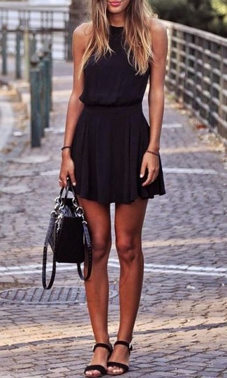 Черное платье с плиссированной юбкой — прекрасный вариант для прогулки с друзьями или похода по магазинам. Любительницы экспериментировать могут завершить образ черными замшевыми сандалиями на плоской подошве.