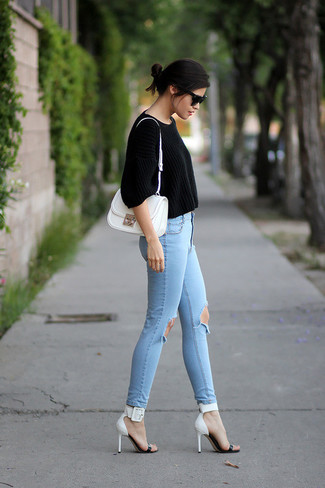 Поклонницам стиля casual должно понравиться сочетание черного короткого свитера и голубых рваных джинсов скинни. Что касается обуви, можно отдать предпочтение классике и выбрать бело-черные кожаные босоножки на каблуке.