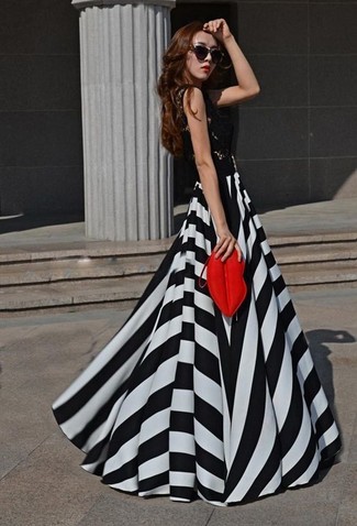 Черный кружевной топ без рукавов и черно-белая длинная юбка в горизонтальную полоску — must have вещи в стильном женском гардеробе.