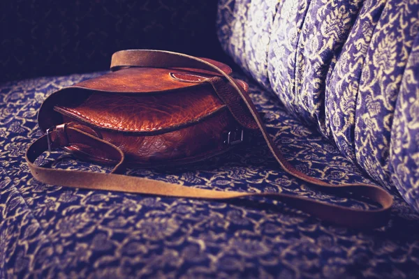 Кожаная сумка на старинный диван — стоковое фото