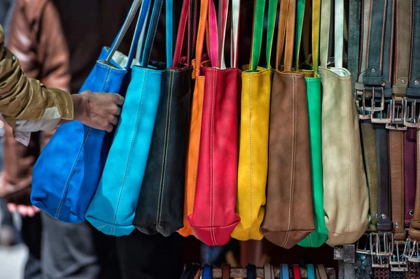 Многие кожаные сумки женщина — стоковое фото