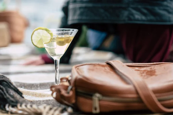 Стекло Martini и сумочка на клетчатом пледе — стоковое фото