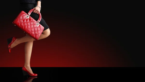Женщина сексуальные ноги с сумочкой. покупки и бизнес — стоковое фото