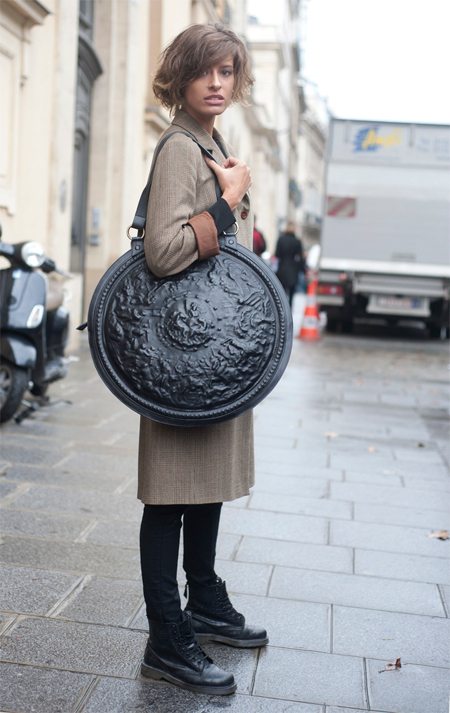 Уличная сумка со стильной брендовой сумкой