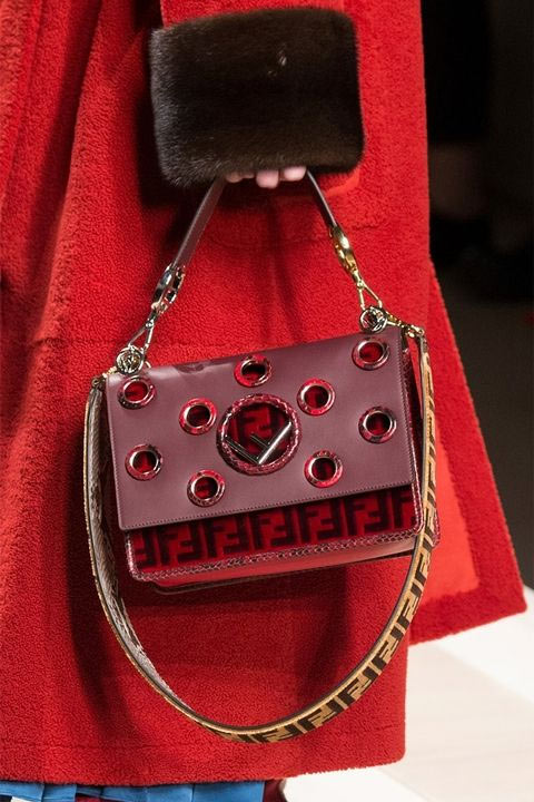 Модная сумка красного цвета от Fendi осень-зима 2017-2018